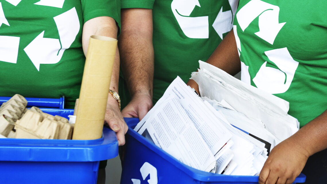 Ambientalistas reciclando