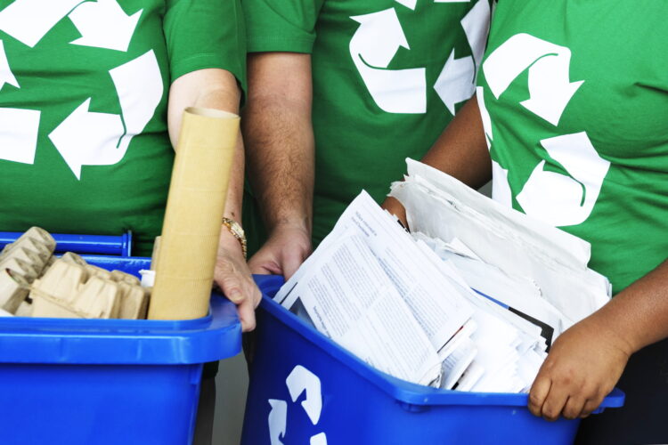 Ambientalistas reciclando