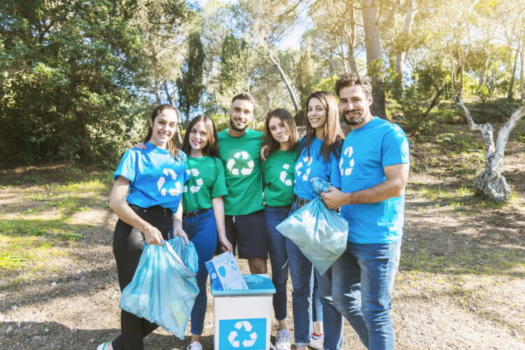 Grupo de activistas ecologicos de pie en el bosque